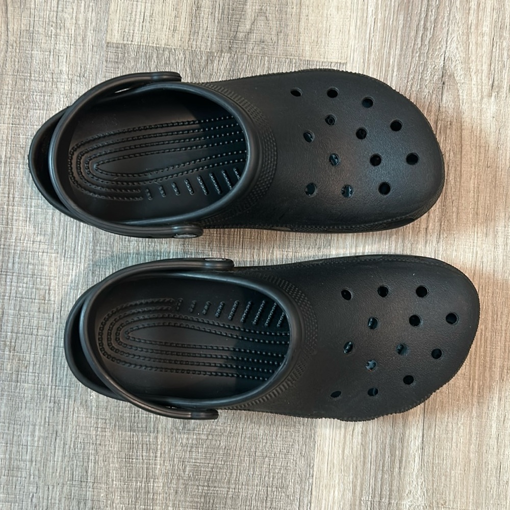 Black Crocs listed as men’s but Crocs are sized for women too. M8 W10
